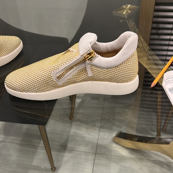Giuseppe zanotti white with gold studded sneakers brand new never worn !!! - Picture 3 of 8